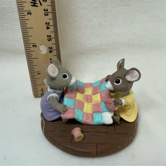 Mice with Quilt Tender Touches Hallmark Figurine - Picture 4 of 8